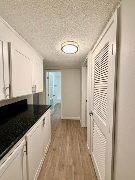 Building Photo - 1284 Havenhurst Dr