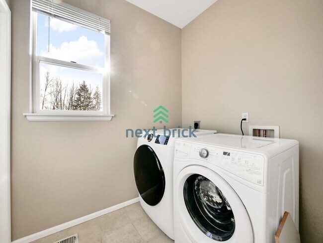 Building Photo - 5 Bed and 3.5 Bath Single-family Home is A...