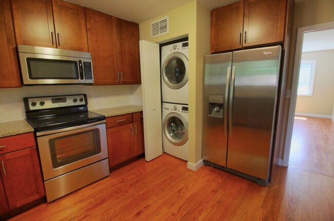 Building Photo - 2 Bedroom Apartment Located 1 Block From D...