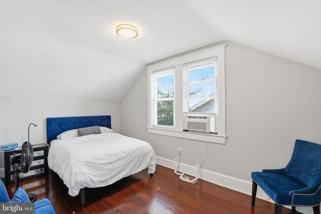 Building Photo - 1341 Franklin St NE