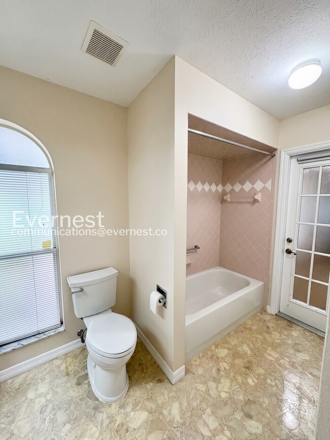 Building Photo - Spacious Living with Pool & Fitness Center Access | Available Now!