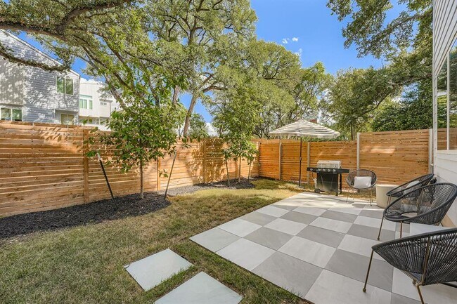 Building Photo - 814 N Bluff Dr