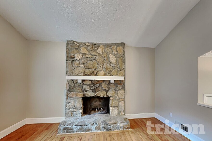 Building Photo - 6583 Oakwood Dr