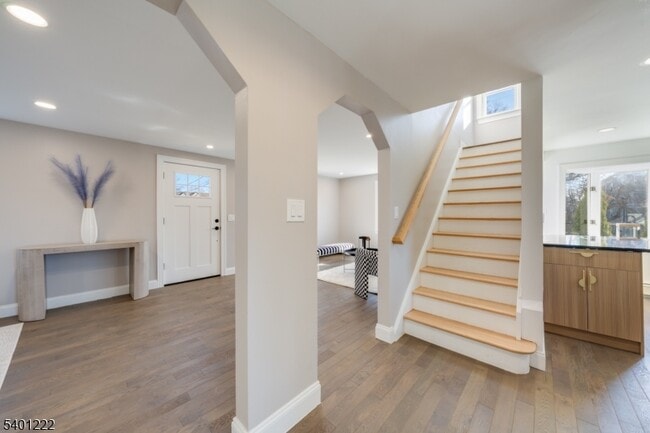 Building Photo - 21 Lombardy Pl