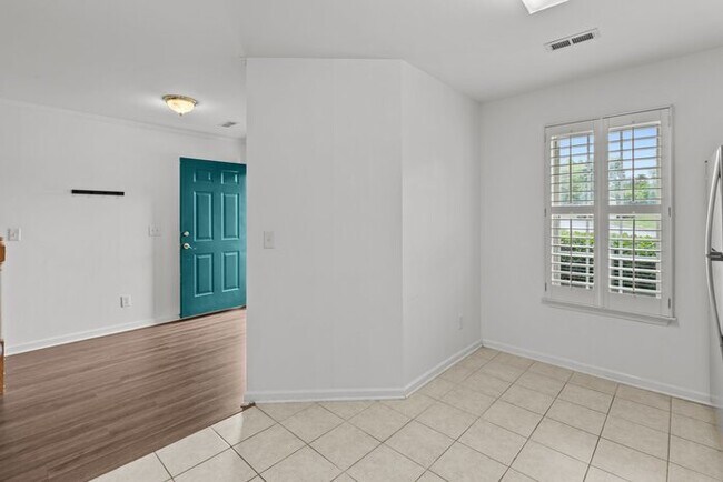 Building Photo - Your Perfect Townhome Is Here!
