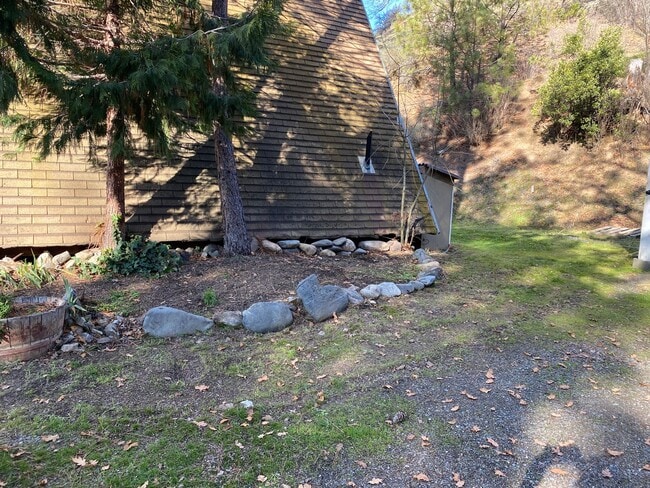 Building Photo - View the Applegate River!!