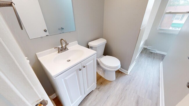 Building Photo - 3 Bedroom/1 bathroom renovated townhouse.