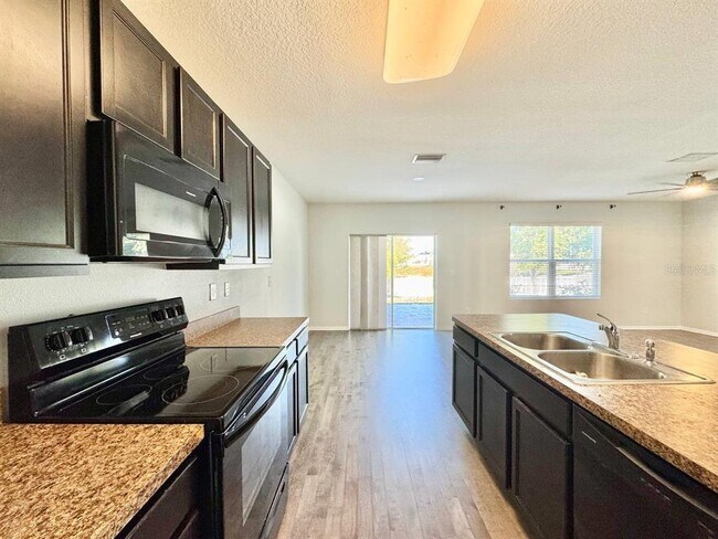 Building Photo - 35743 Hillbrook Ave