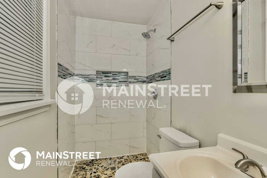 Building Photo - 9104 Royal Oak Dr