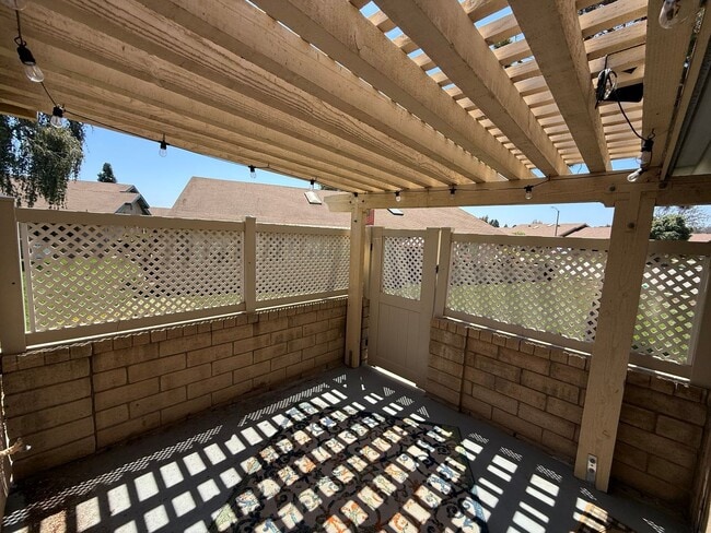 Building Photo - 2 Bed / 2 Bath - Capri is Ready for You
