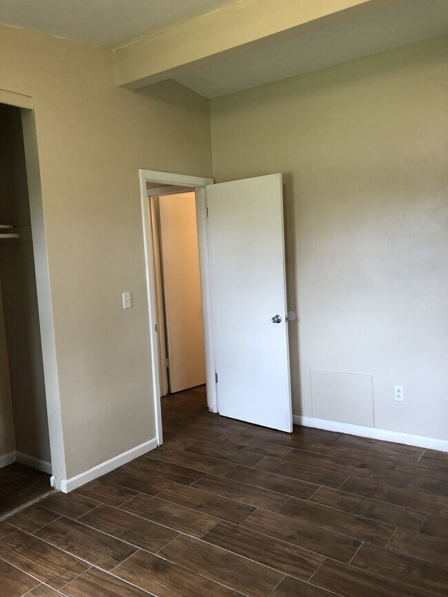 Building Photo - 2 Bed 1 Bath Home | Pet Friendly with Fenced Yard | Washer Dryer Hook Ups | Section 8 Welcome