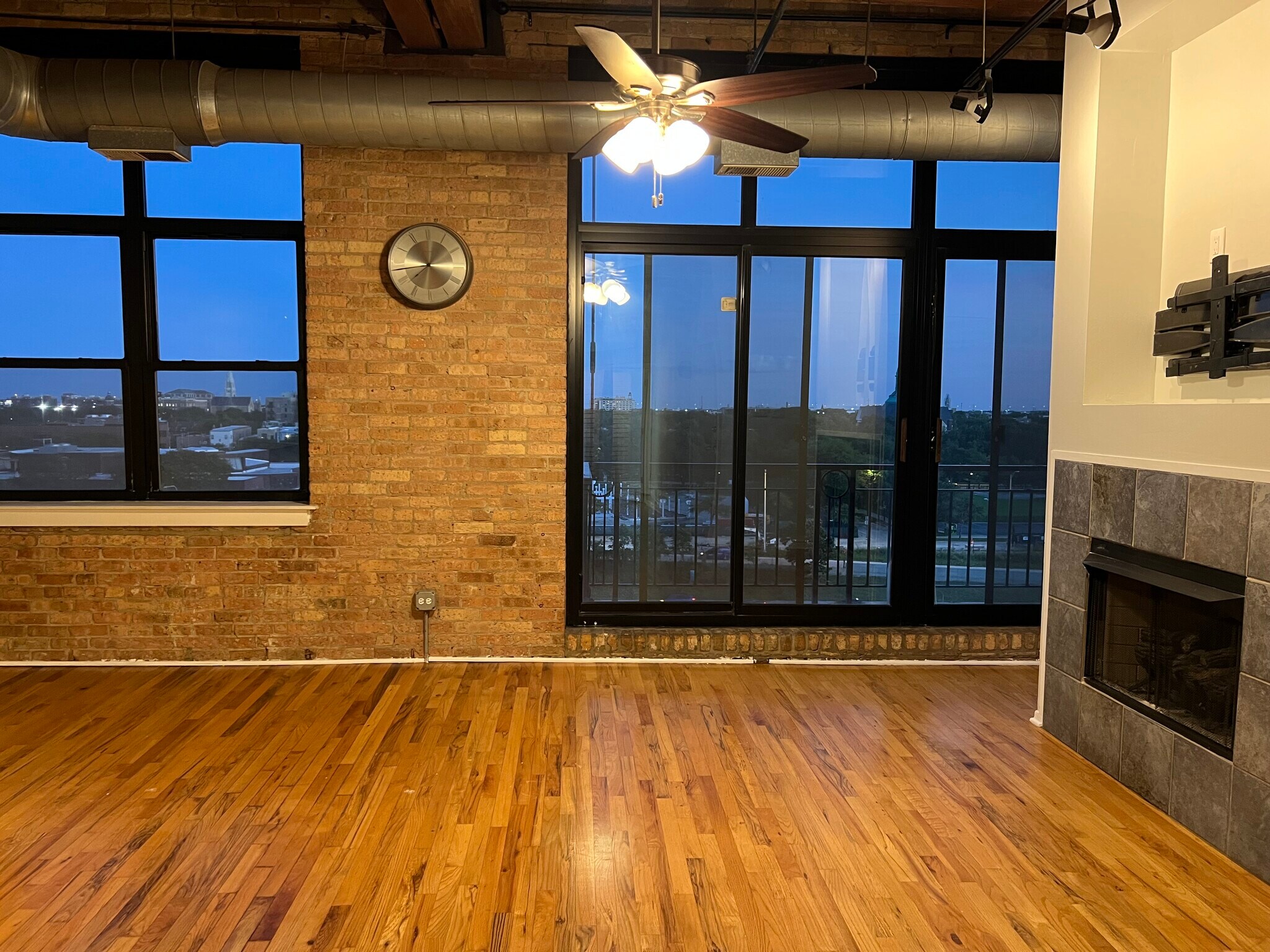 Building Photo - 1250 W Van Buren St