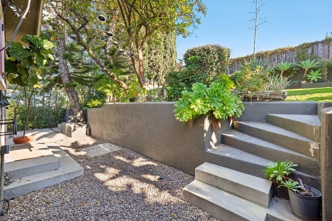 Building Photo - 1044 Manzanita St
