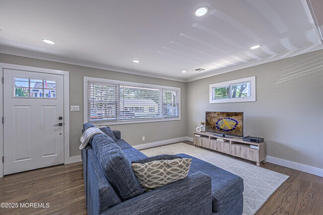 Building Photo - 472 Pinecroft Dr