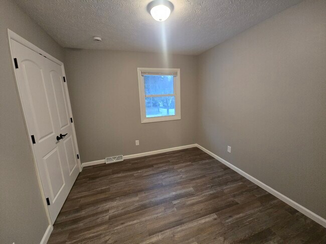 Building Photo - 541 E School St