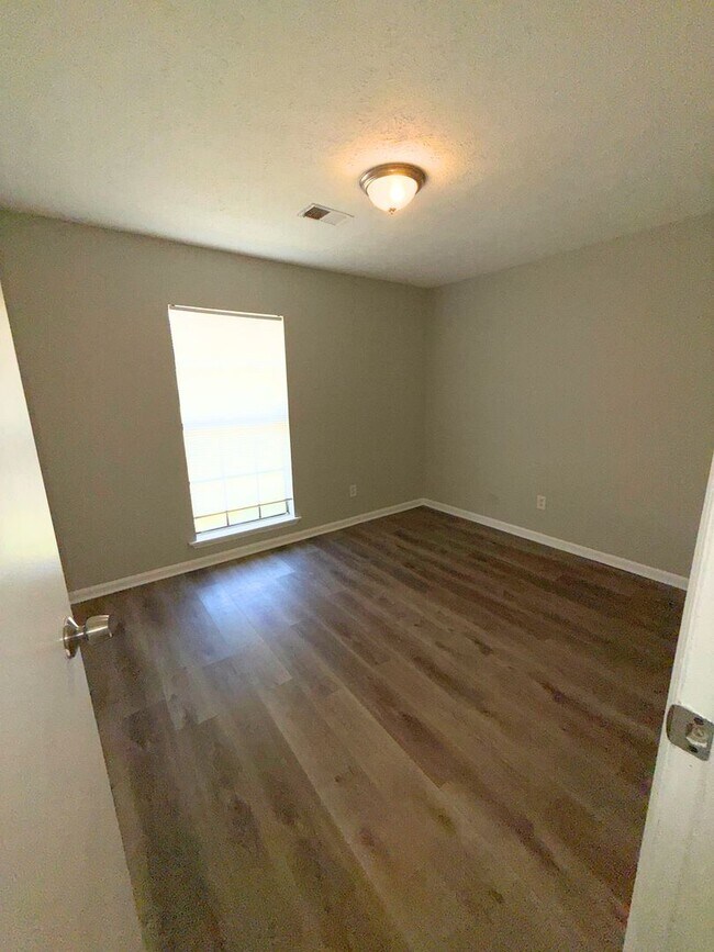 Building Photo - AVAILABLE NOW!!!