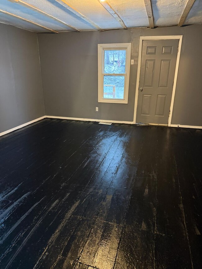 Building Photo - 3 bedrooms, 1 bath ranch house with big yard