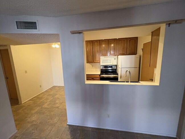 Building Photo - East side condo with community pool/spa/assigned covered parking place