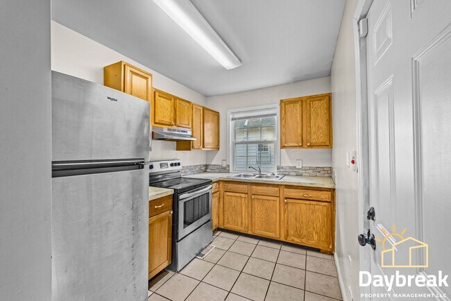 Building Photo - 1709 Le Grand St
