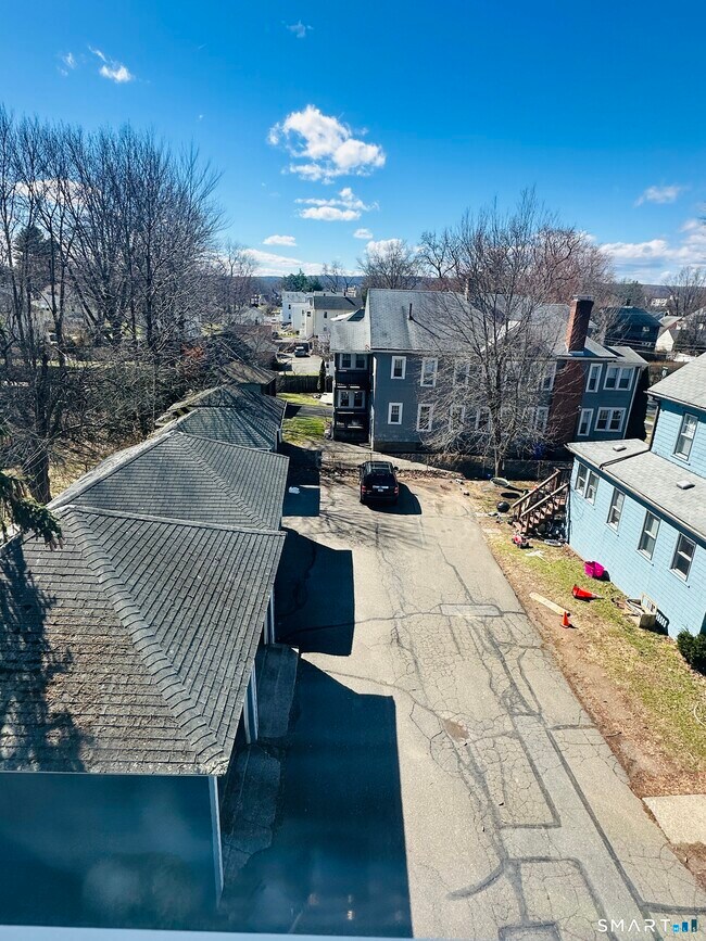 Building Photo - 133 Quaker Ln S