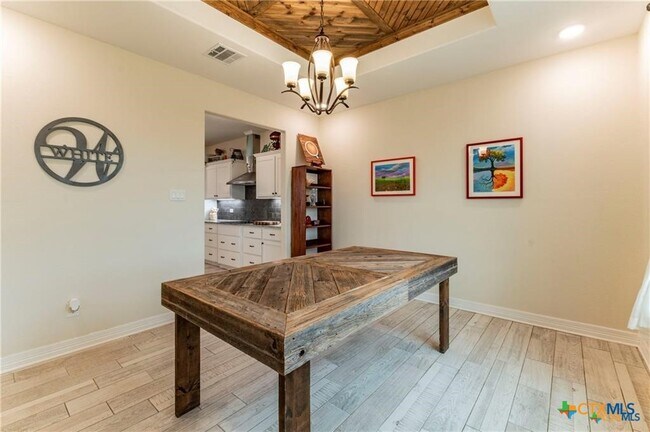 Building Photo - 8119 Green Hill Dr