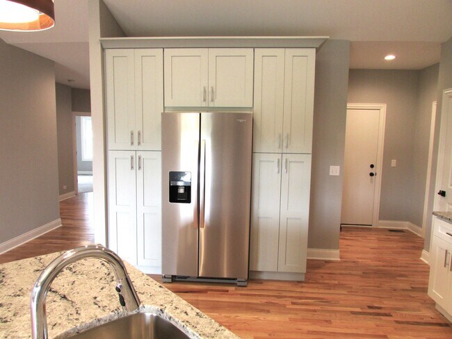 Building Photo - 981 Meadow Ln