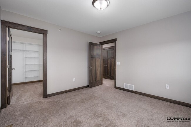 Building Photo - SPACIOUS AND MODERN TOWNHOME