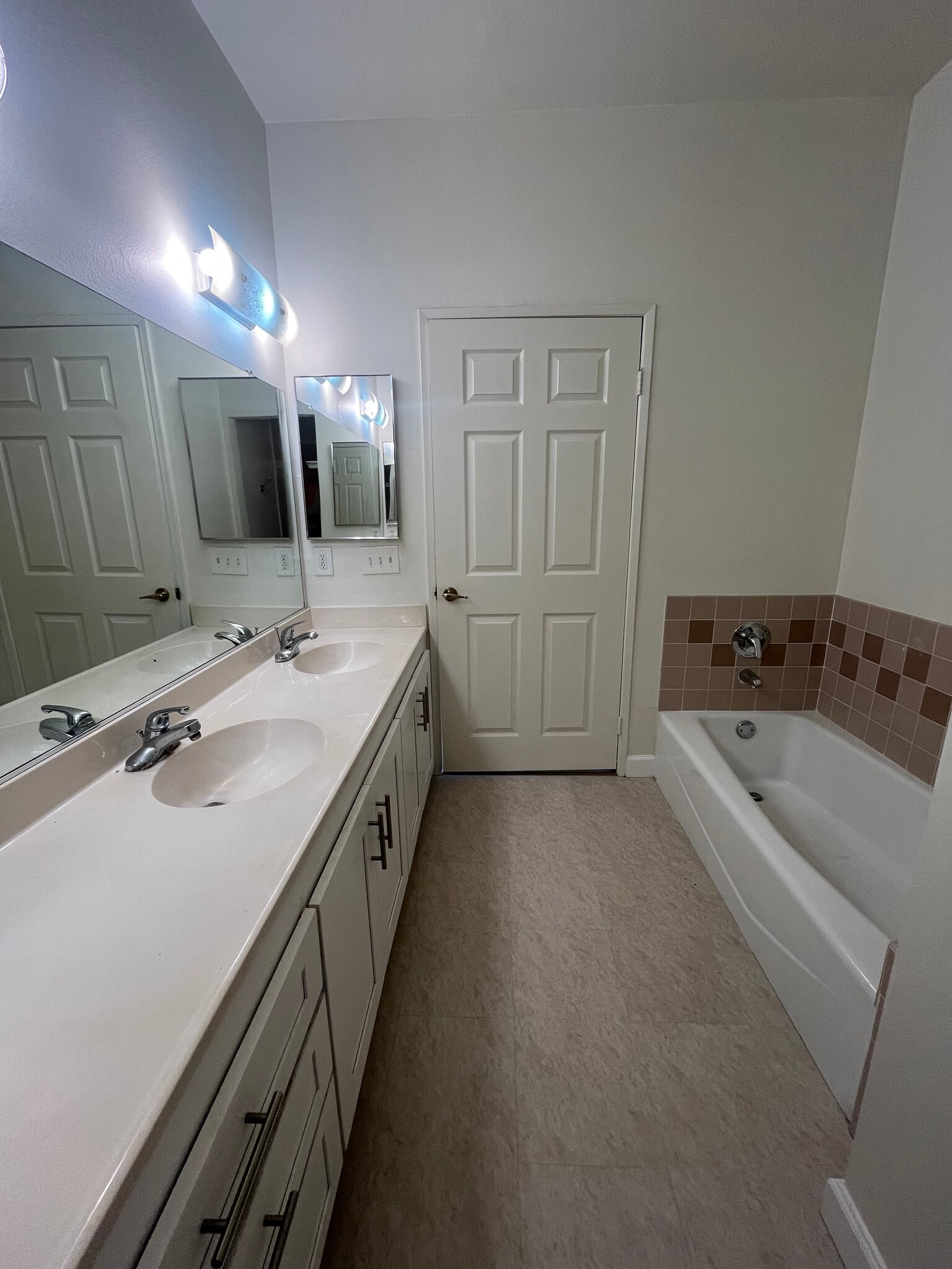 primary bath - 522 N Jackson St