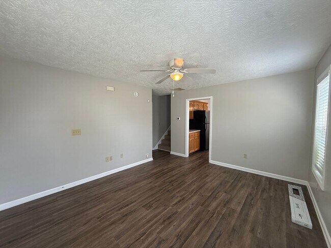 Building Photo - 3 Bedroom Available Now!