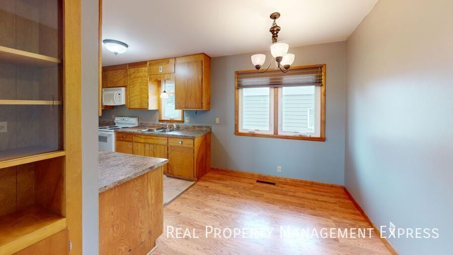 Building Photo - 2200 W 39th St