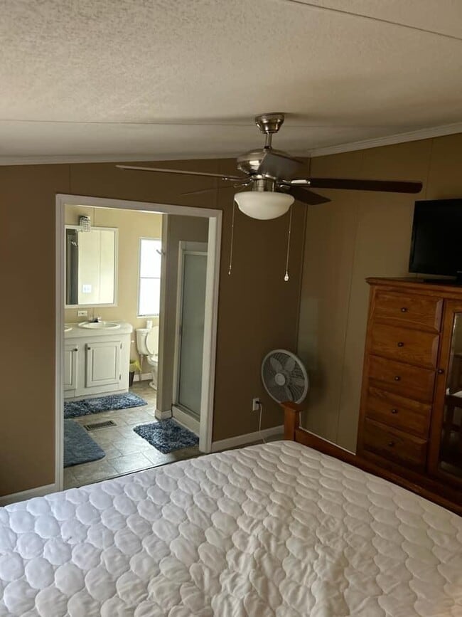 Building Photo - 732 Paradise Island Dr