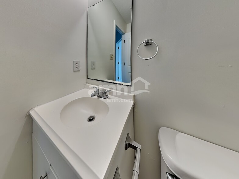 Building Photo - 6820 Squirrels Foot Ct