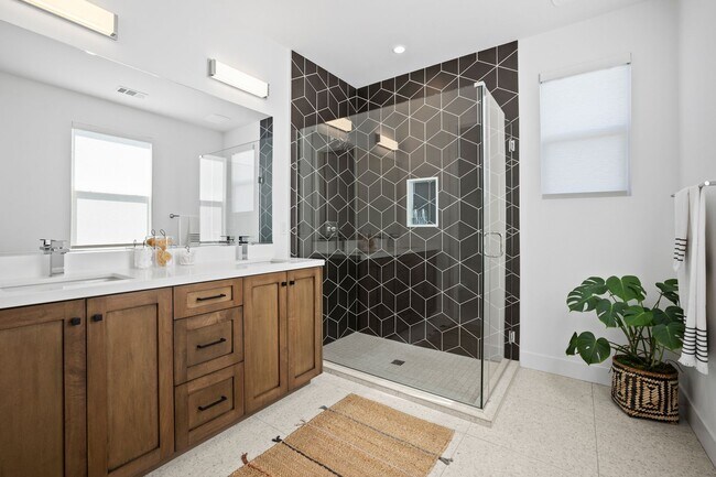 Building Photo - Stylish Tri-Level Townhome in Prime Newpor...