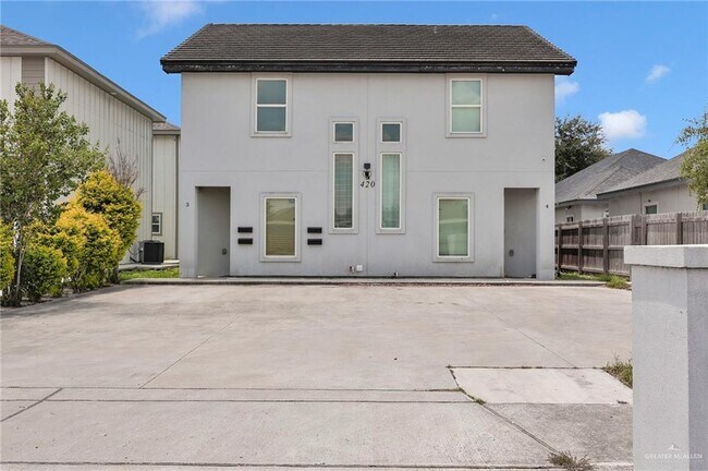 Primary Photo - 12 West Dr