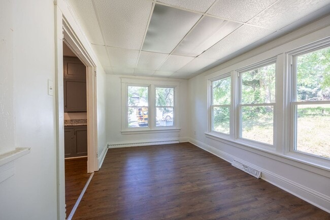 Building Photo - Renovated Large 4 Bedroom House in McKeesp...