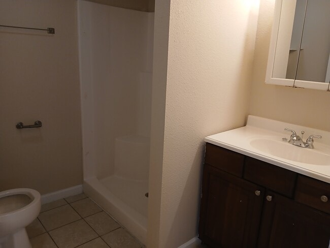 Building Photo - 513 S Ash St