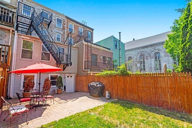 Building Photo - 238 3rd St
