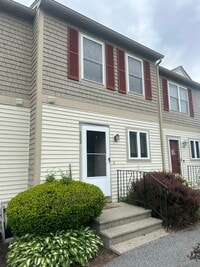 Building Photo - 2 Bed/1.5 Bath Townhouse available 9/1/2026