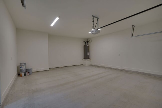 Building Photo - 302 Red Bird Ln