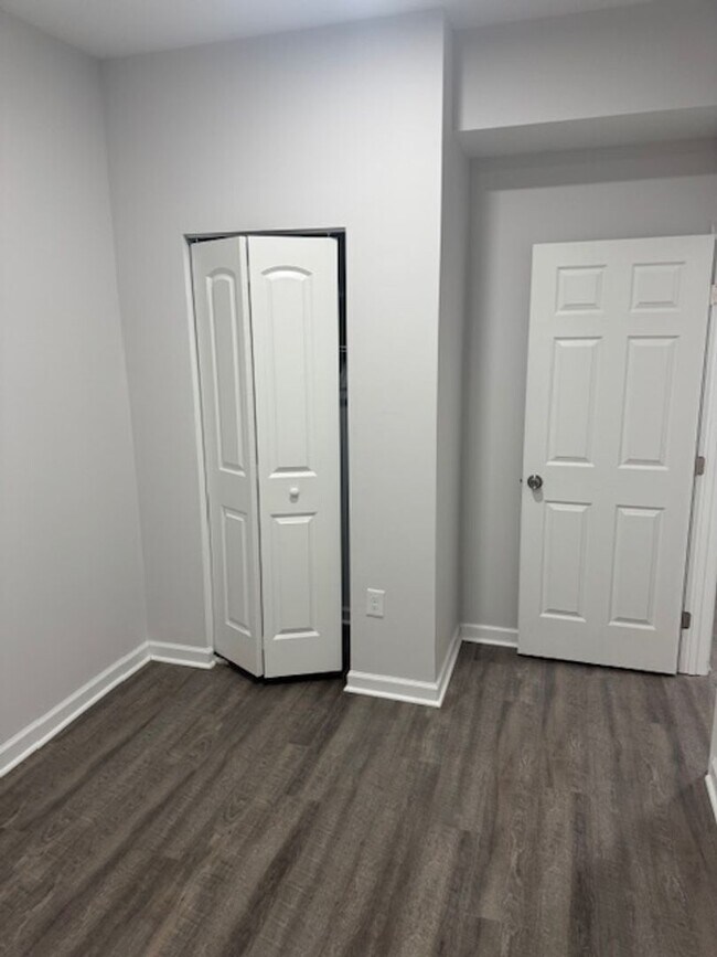 Building Photo - Beautifully Updated Townhome in Prime Location – Move-In Ready!