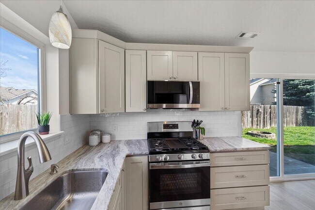 Building Photo - Stunning 3 bdrm 2 bath  Hayden Home!