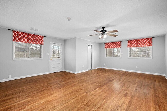 Building Photo - 1453 Colonial Rd