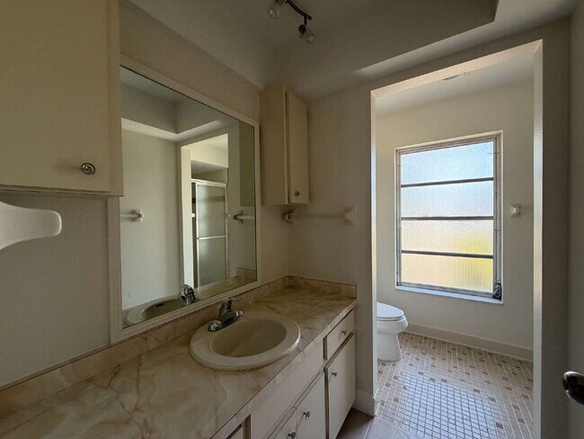Building Photo - Charming 2-Bedroom, 2-Bath Duplex in a Quiet Englewood Cul-de-Sac