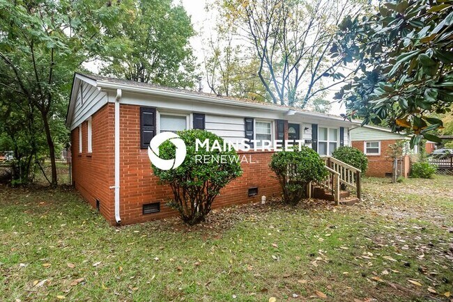 Building Photo - 3 Bedroom Pet-Friendly Home in Charlotte, NC with Main Street Renewal