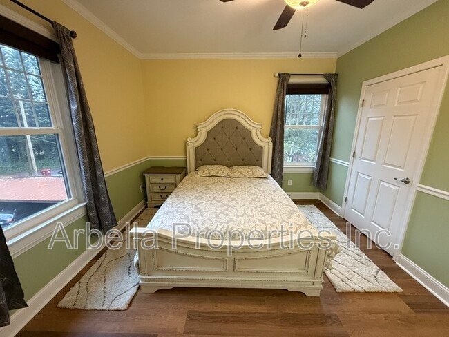 Building Photo - 701 W Locust St