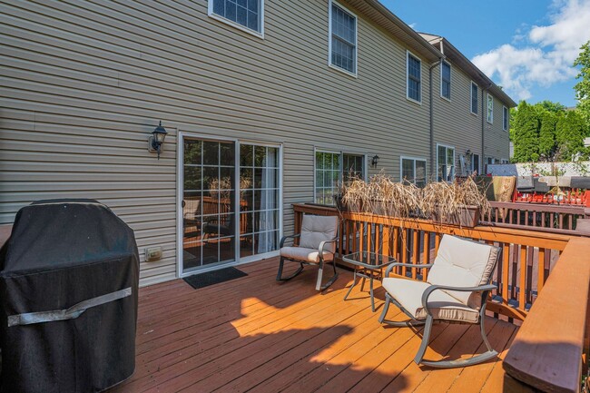 Building Photo - Beautiful 3 Bedroom Bridgeport Townhome!