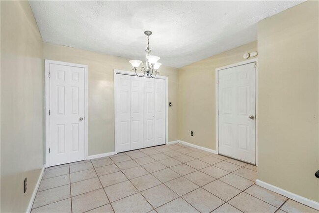 Building Photo - 314 Country Club Dr