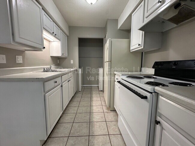 Building Photo - 403a Woodhenge