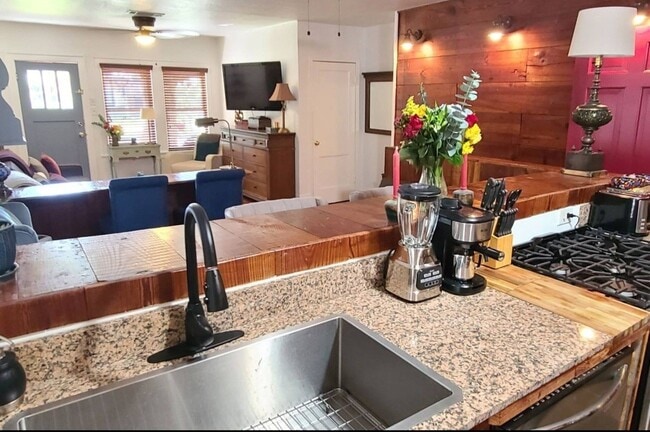 Building Photo - 1427 Munger St