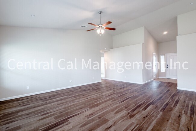 Building Photo - 4 Bedroom/2 Bath Home in the Northwest - $2595 Per Month!